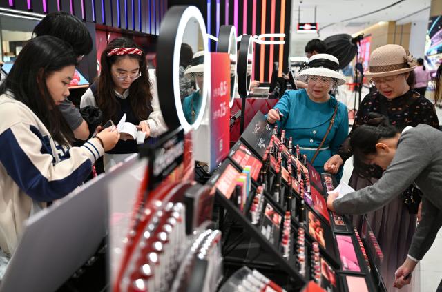 Cina: boom dello shopping duty-free nel porto di libero scambio di Hainan