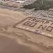 San Francisco, manifestanti "No Kings" formano cartello umano "Trump deve andarsene ora" a Ocean Beach largo oltre 180m - VIDEO