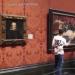 Londra, attivisti climatici di just stop oil rompono a martellate il vetro di un quadro di Velazquez alla National Gallery per protesta contro combustibili fossili - VIDEO