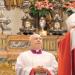 Il miracolo di S.Gennaro, le ampolle con il sangue portate all'altare