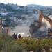 I bulldozer israeliani demoliscono casa palestinese in Cisgiordania