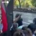 Madrid, ultima tappa della Vuelta annullata a - 56km dal traguardo per proteste di oltre 100mila pro-Pal, Sánchez: "Sostegno ai manifestanti" - VIDEO