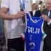 Mattarella riceve in dono una maglia dalla nazionale maschile e femminile di pallacanestro U20