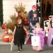 Trump e Melania accolgono i bambini con "dolcetto o scherzetto" a festa Halloween alla Casa Bianca