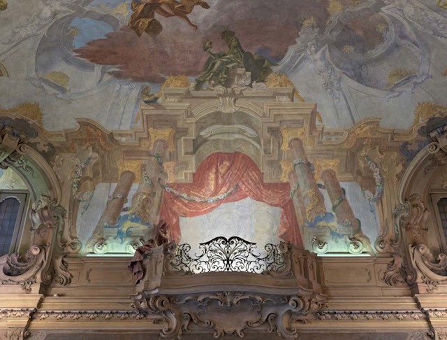 particolare del balcone con drappeggi di Gersam Turri, photo Matteo Piazza