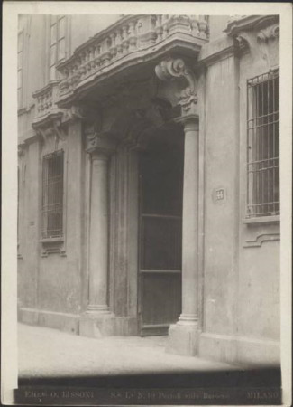 Portale di ingresso del palazzo