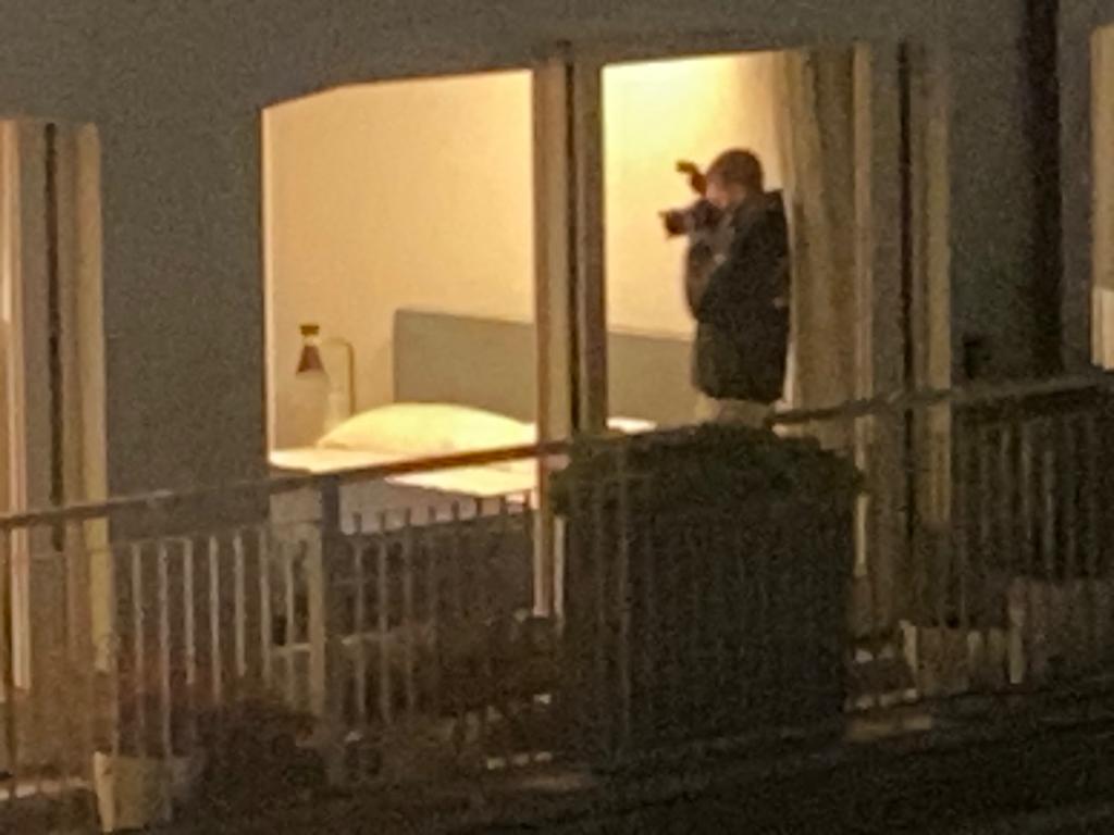 La polizia scatta fotografie