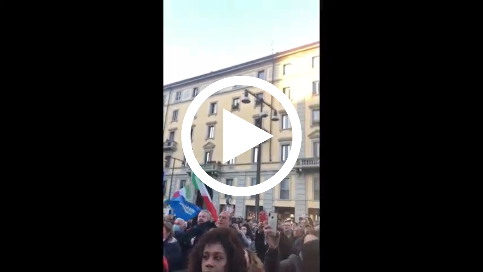 Inno d'Italia dei No Green Pass: boato in Piazza XXV aprile