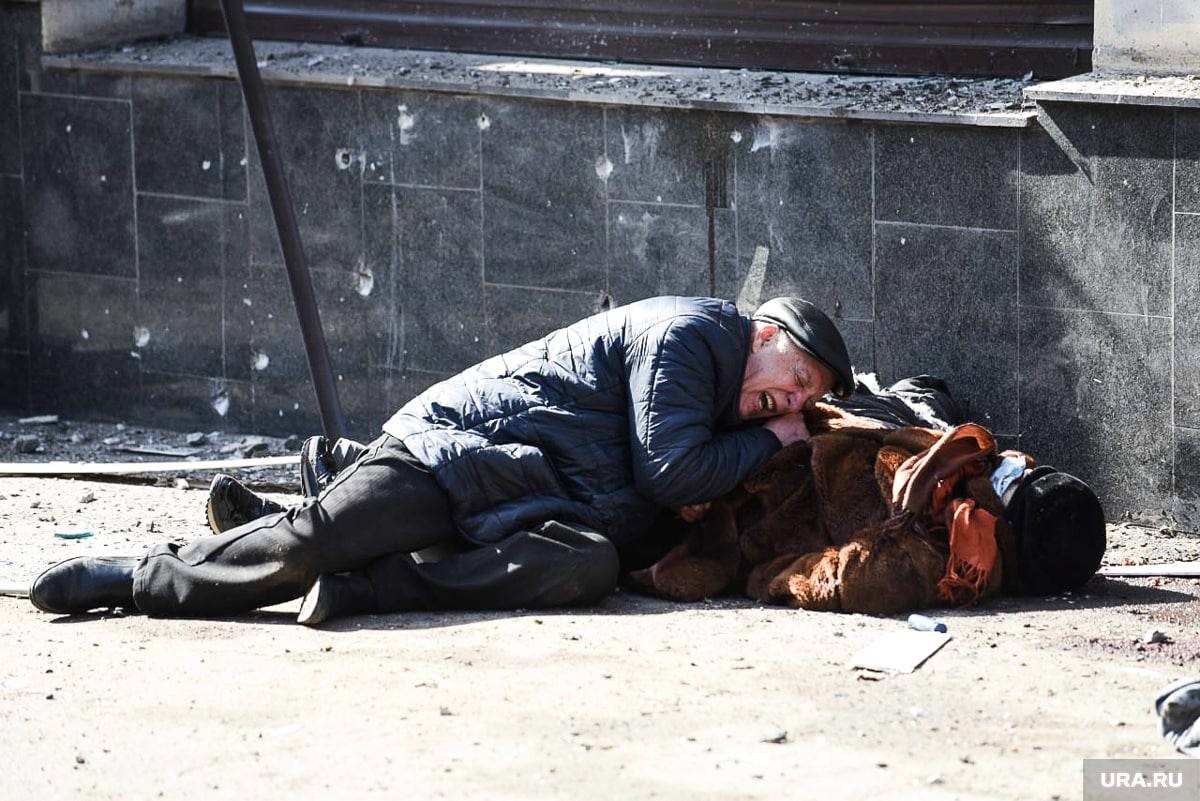 Civile di Donetsk piange la moglie uccisa dal razzo Točka sparato dagli Ucraini il 14/03/2022