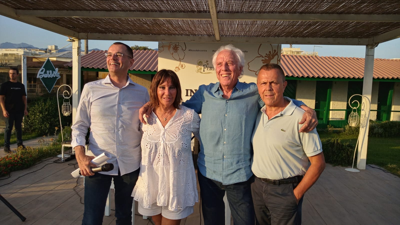 Da sx: Paolo Giordano, Franca Dini, Mario Lavezzi, Giuliano Angeli (gestore della Bussola)