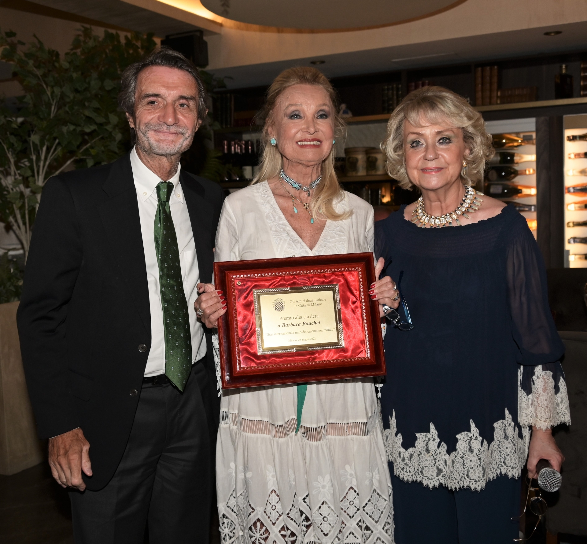 Barbara Bouchet Premiata da AMAL, al centro fra Attilio Fontana (sx) e Daniela Javarone (dx) - Ph. Nick Zonna