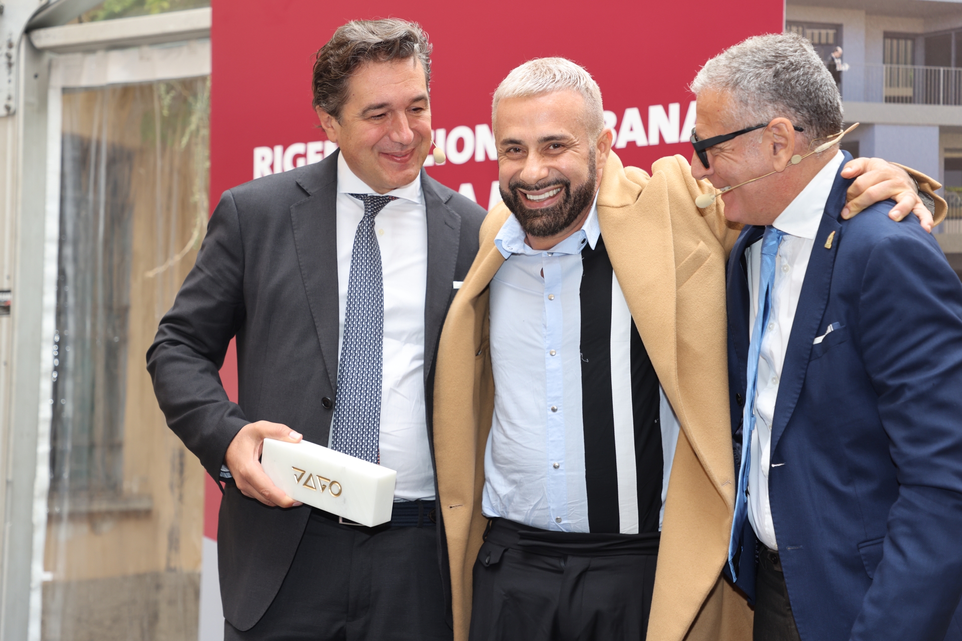 Luca Tommassini, con la pietra di Jago, fra Marco Giachetti e Nicola Antonacci. Fonte: Ufficio Stampa Ronald McDonald, Grazia Zuccarini