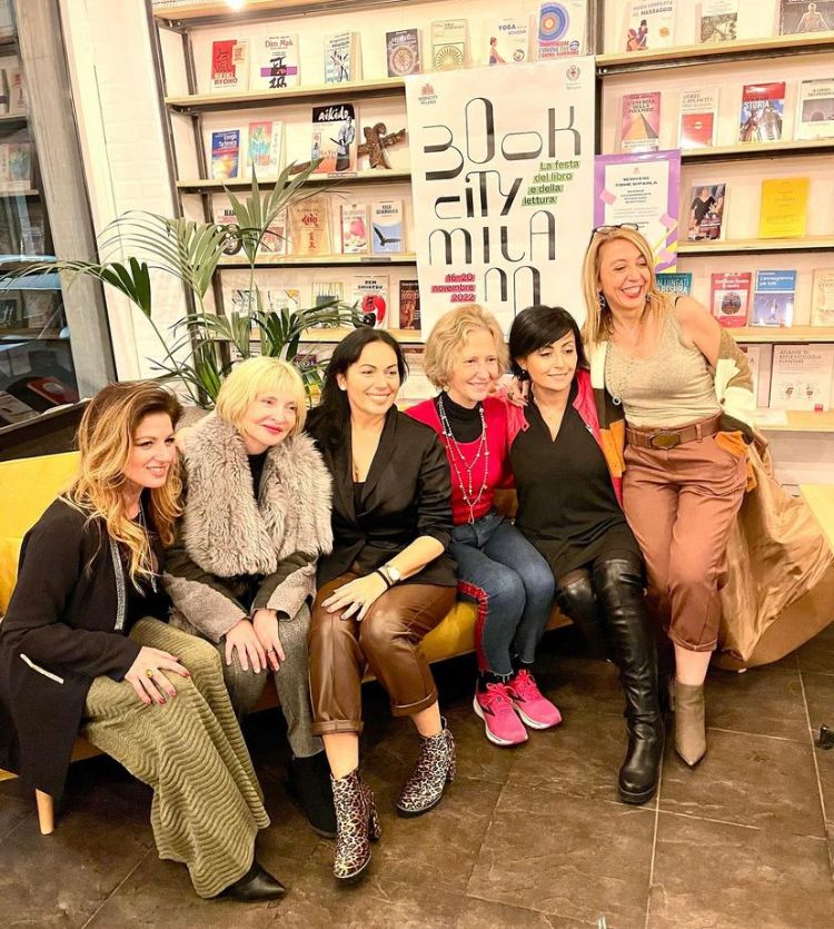 il gruppo di ospiti all'evento di Bookcity all'E’cate Caffè di Milano. Fonte: per gentile concessione di Barbara Majnoni