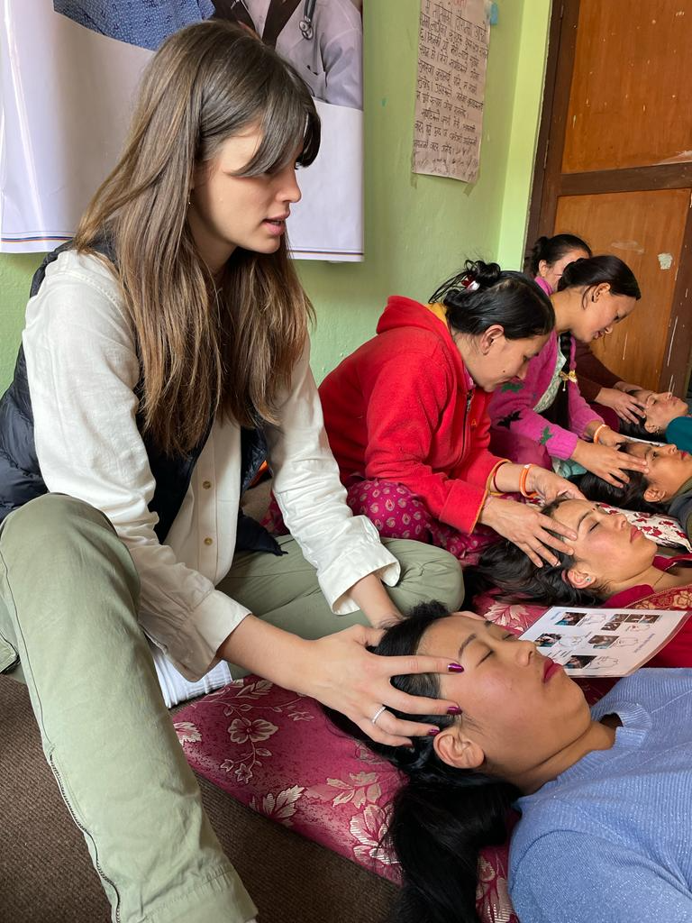 Livia Pillmann in Nepal mentre pratica le sue tecniche di rilassamento. Fonte: per gentile concessione di Livia Pillmann