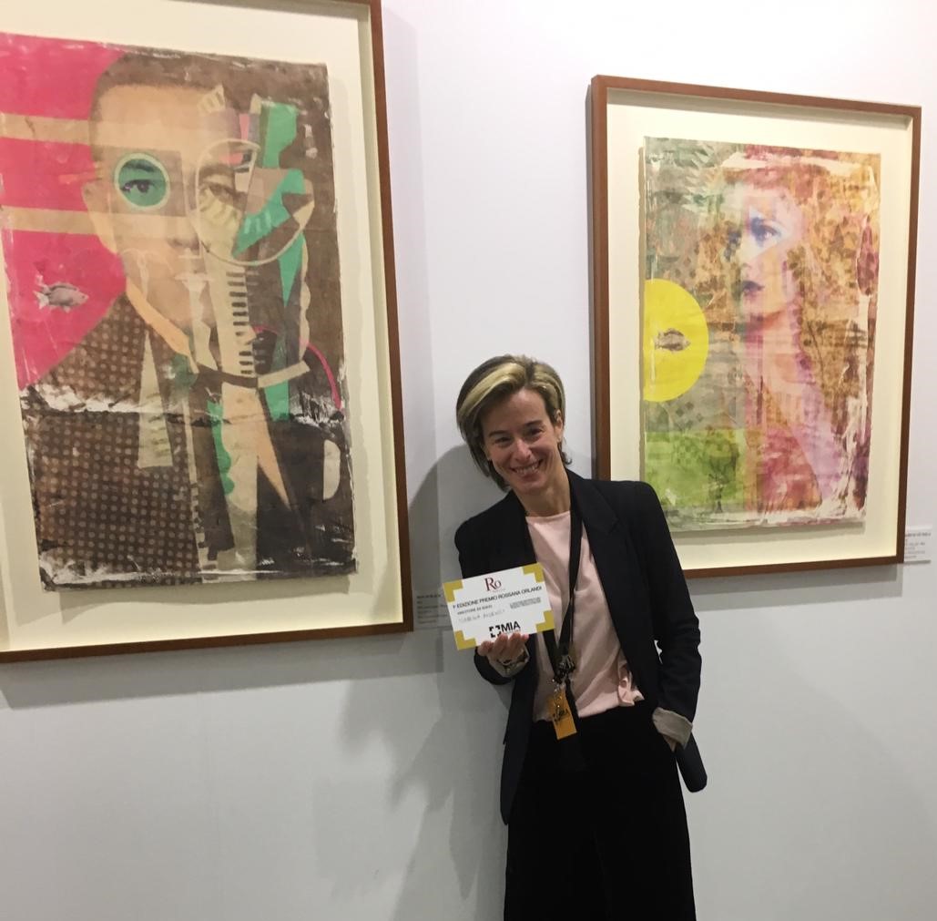 Isabella Accenti davanti a una sua creazione con il premio in mano Fonte: per gentile concessione di Isabella Accenti