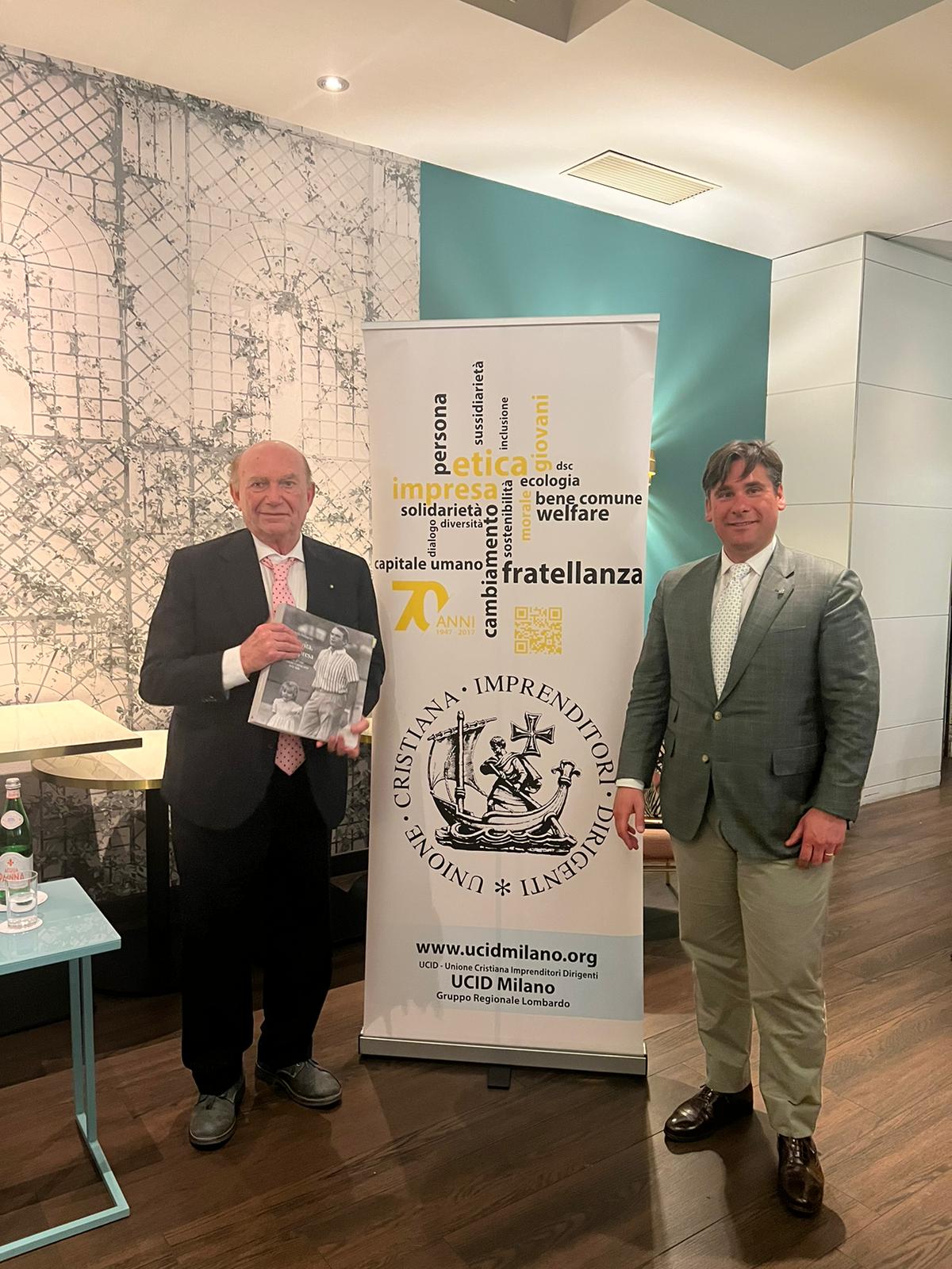 Ernesto Pellegrini con il suo libro e Stefano Devecchi Bellini. Ph. Beatrice Giorgi