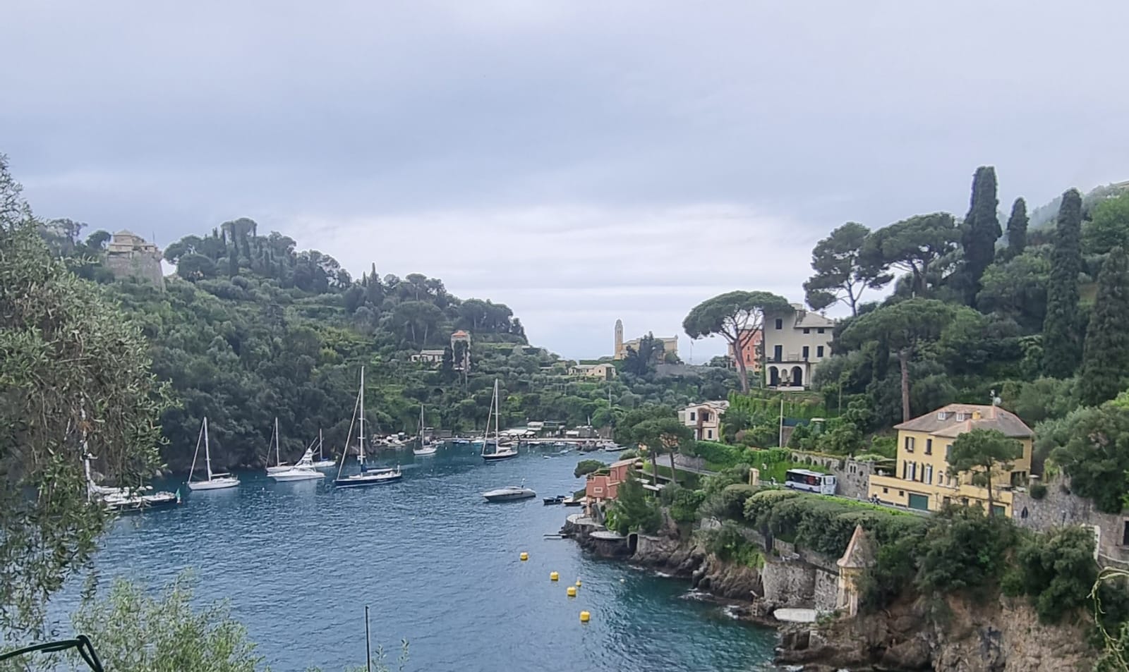 Portofino in una giornata leggermente uggiosa. Ph. Alessandra Basile