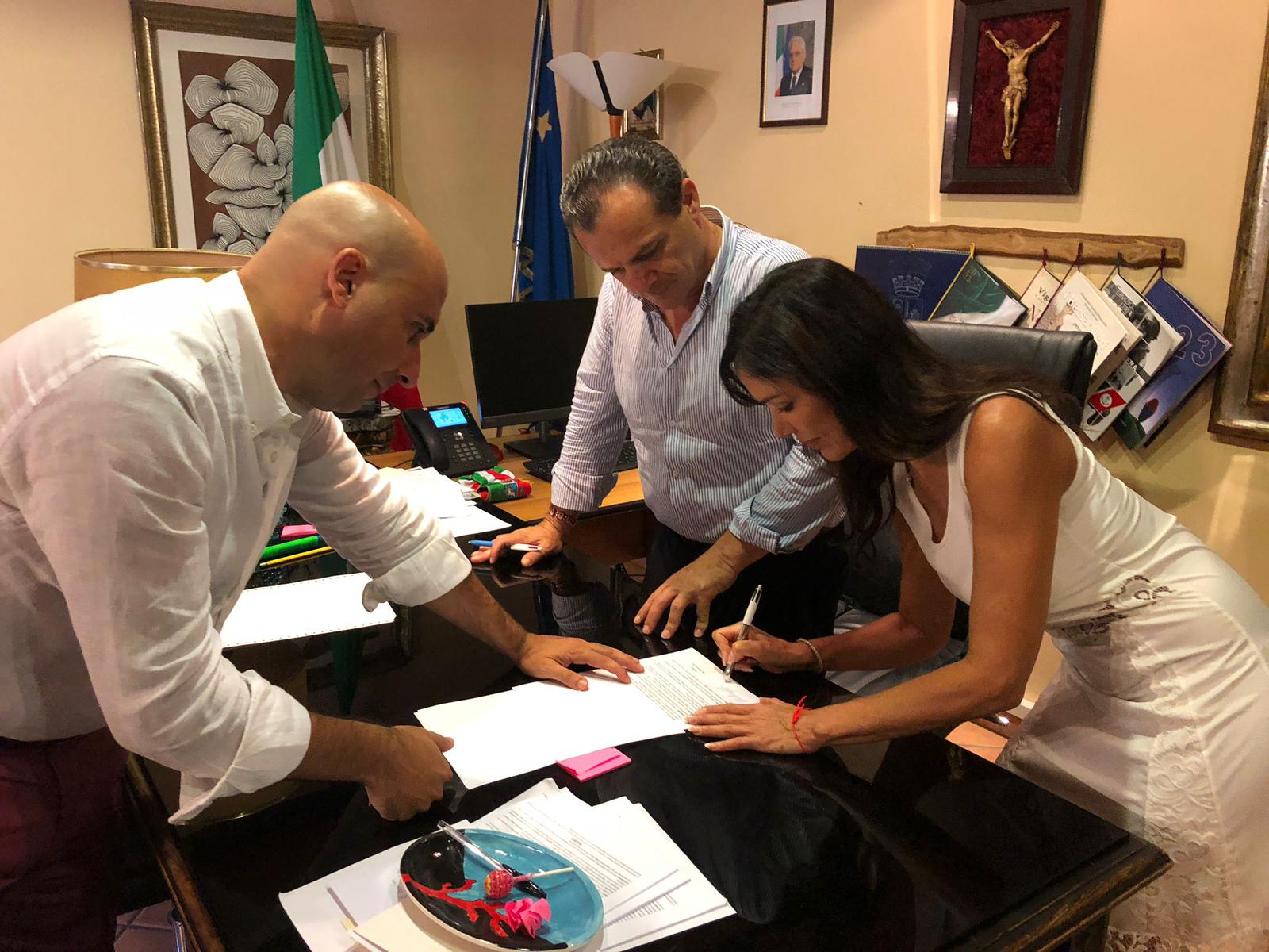Valentina Castellani Quinn firma l'incarico ricevuto da Cateno De Luca. Ph. Emanuele Cammaroto
