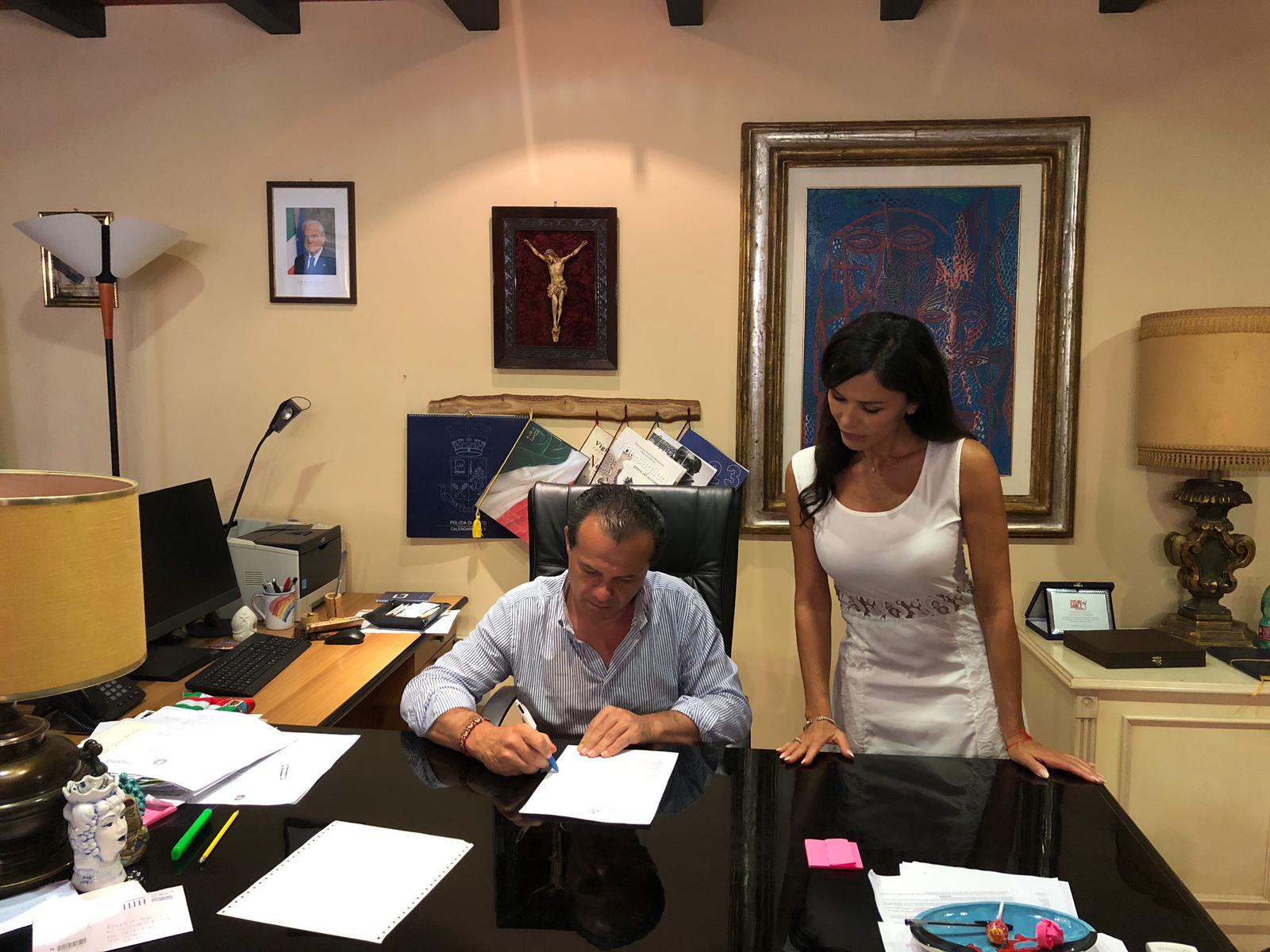 Il sindaco Cateno De Luca firma l'incarico affidato a Valentina Castellani Quinn. Ph. Emanuele Cammaroto