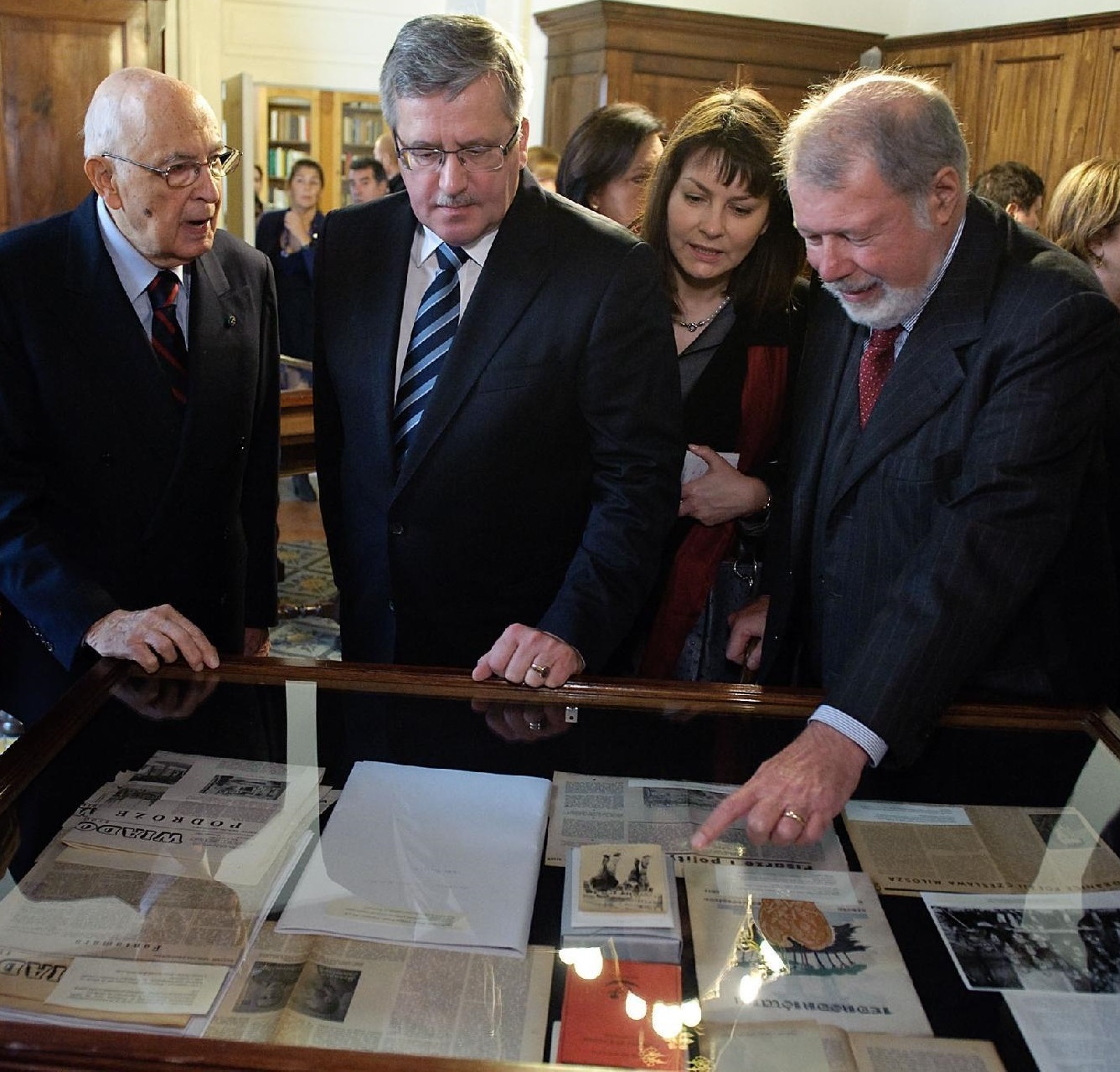  Napoli, 2012. Piero Craveri, ultimo da destra, con l'allora Presidente della Repubblica Giorgio Napolitano in occasione della visita alla Fondazione Biblioteca Benedetto Croce. Fonte: per gentile concessione dell'intervistato