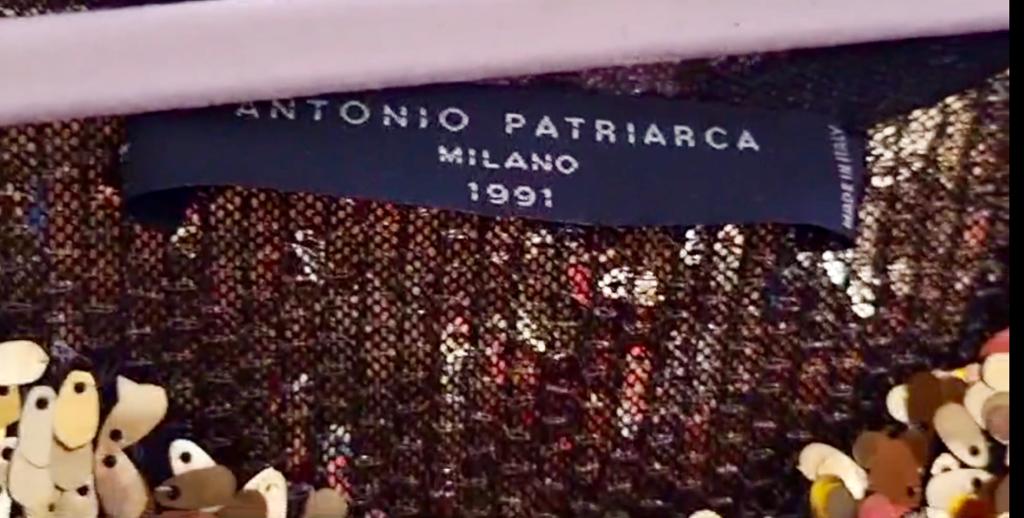 L'etichetta "Antonio Patriarca Milano 1991" su un abito oro per le prossime festività. Fonte: si ringrazia lo stilista Antonio Patriarca