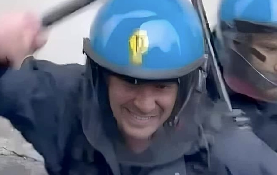 Notate la sofferenza nel volto di questo poliziotto che cerca di difendersi
