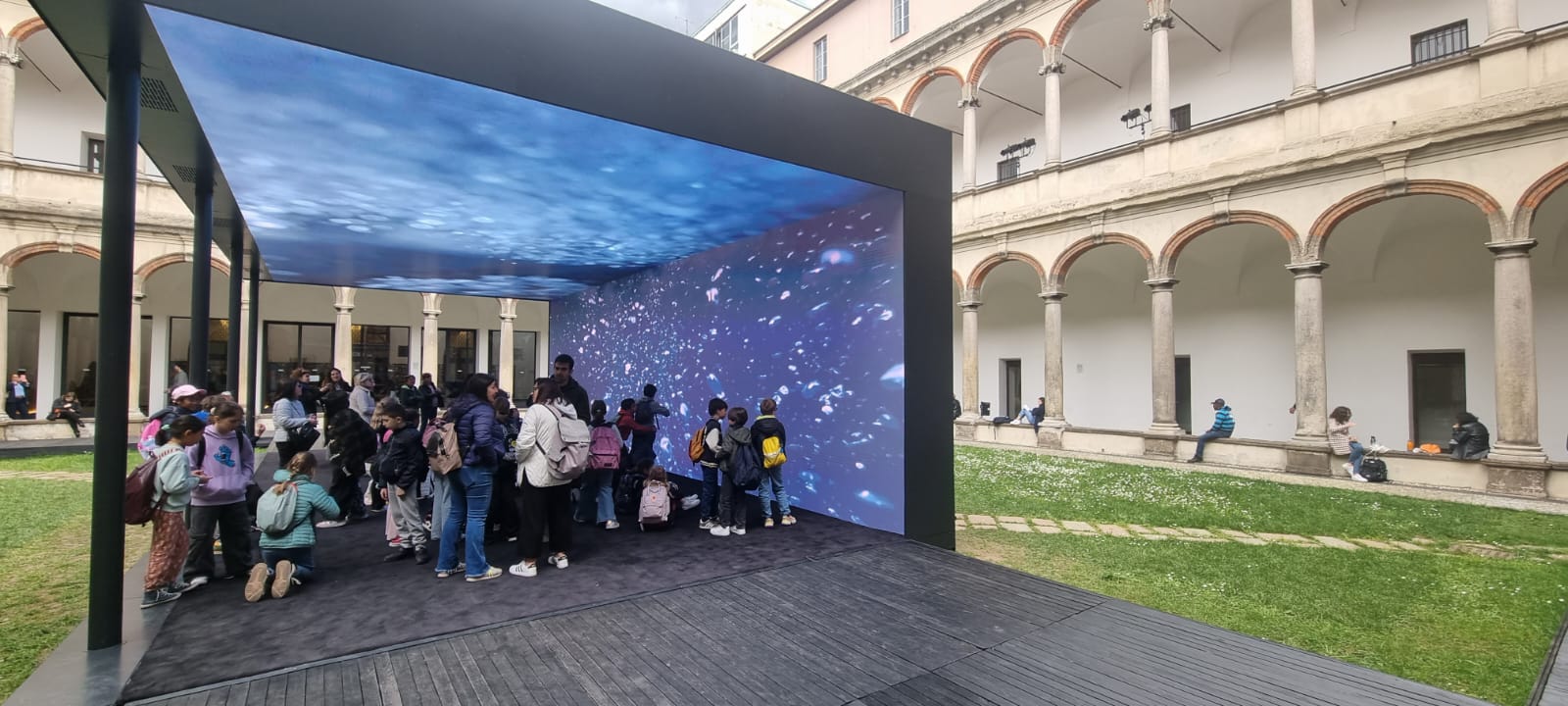 L'opera "Sustainable underwater balance" al Fuorisalone di Interni alla Statale di Milano. Ph. Alessandra Basile