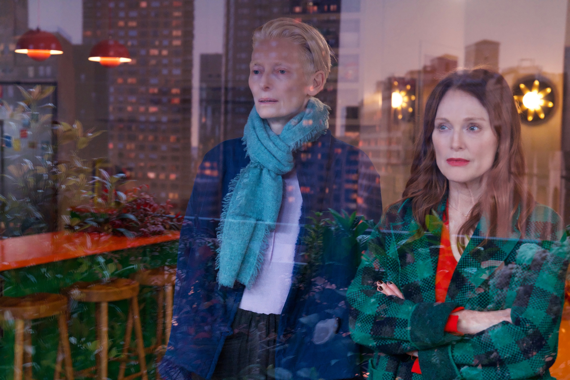 THE ROOM NEXT DOOR - Julianne Moore and Tilda Swinton - Fonte/Credits: La Biennale di Venezia Press