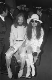 John Lennon e Yoko Ono giovani. Fonte/Credits: Licence Creative Commons, web