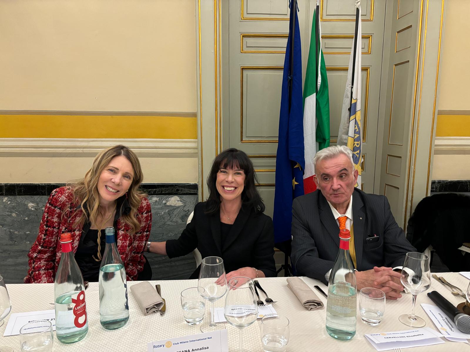 Alessia Sorgato al centro fra Alessandra Basile e Primo Guido Chiavegato del Rotary Milano International