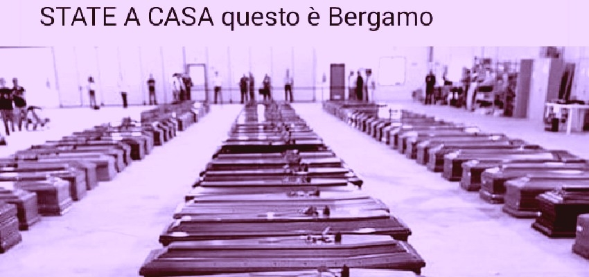 Covid Bergamo, la foto allarmistica e fake delle bare esposte in fila in un hangar: "STATE A CASA" è del 2013 a Lampedusa relativa a migranti deceduti in un naufragio