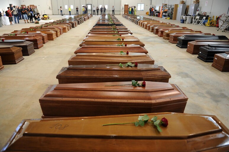 Covid Bergamo, la foto allarmistica e fake delle bare esposte in fila in un hangar "STATE A CASA" è dei migranti morti nel nubifragio di Lampedusa nel 2013