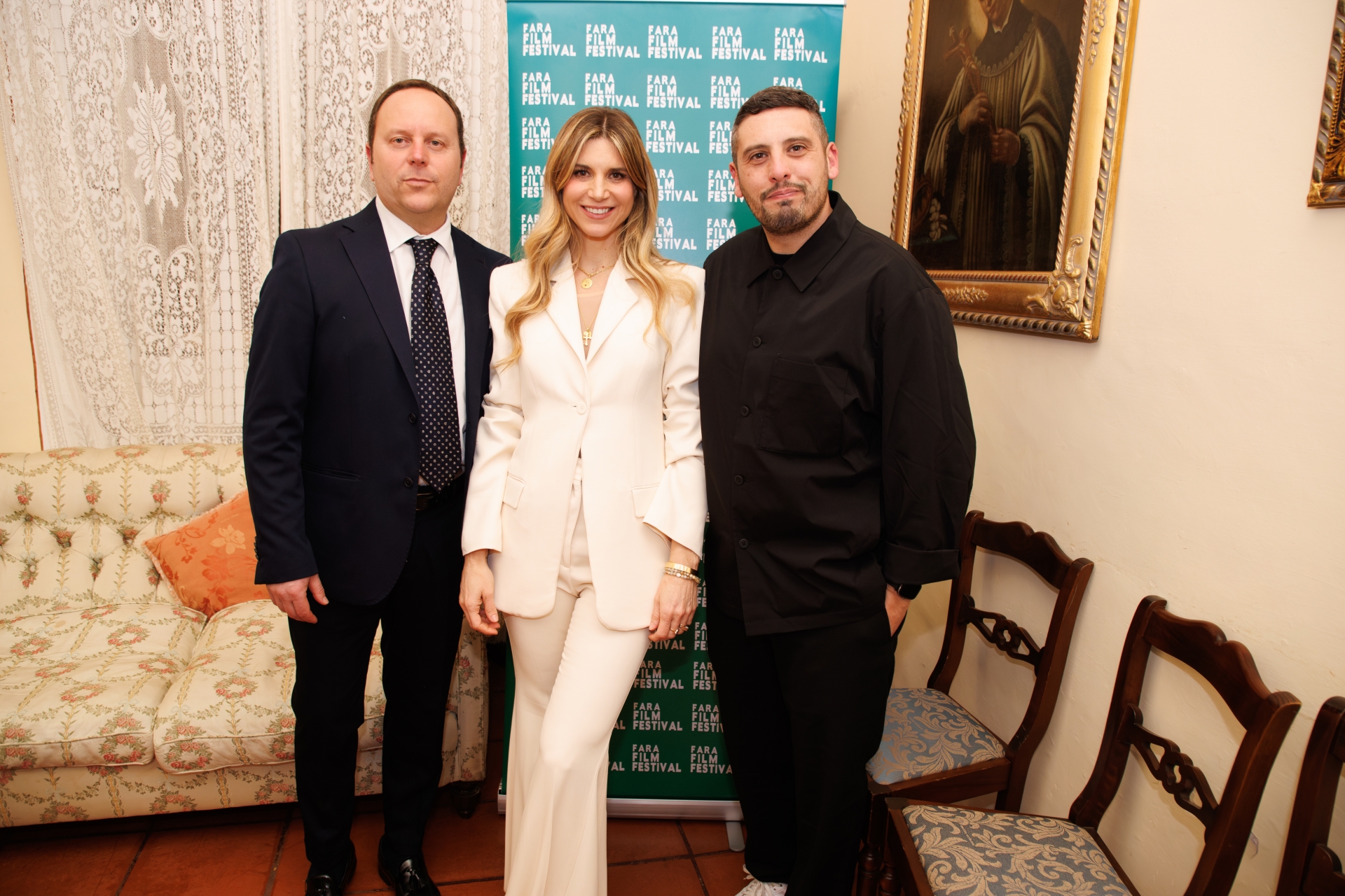 L'attrice Nicoletta Romanoff fra Martini e Urciuolo; Ph. Gabriele Pallai, fonte: FFF
