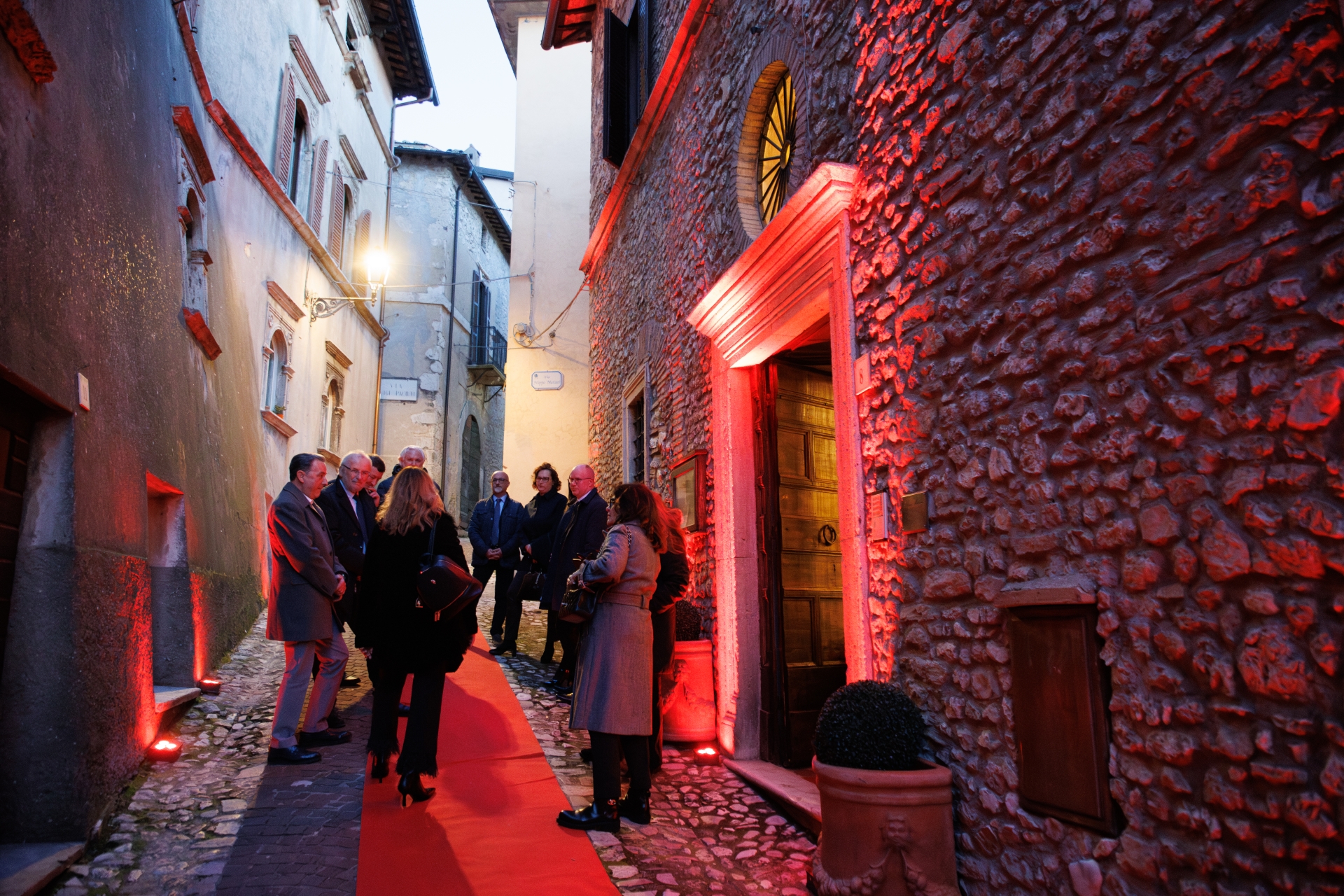 Alcuni ospiti entrano a Palazzo Martini, Fara in Sabina. Ph. Gabriele Pallai, fonte: FFF