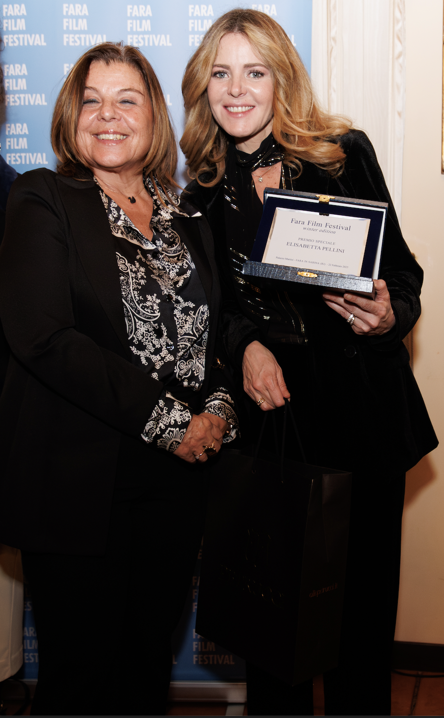 L'attrice Elisabetta Pellini premiata da sua eccellenza il prefetto Pinuccia Niglio. Ph. Gabriele Pallai, fonte: FFF
