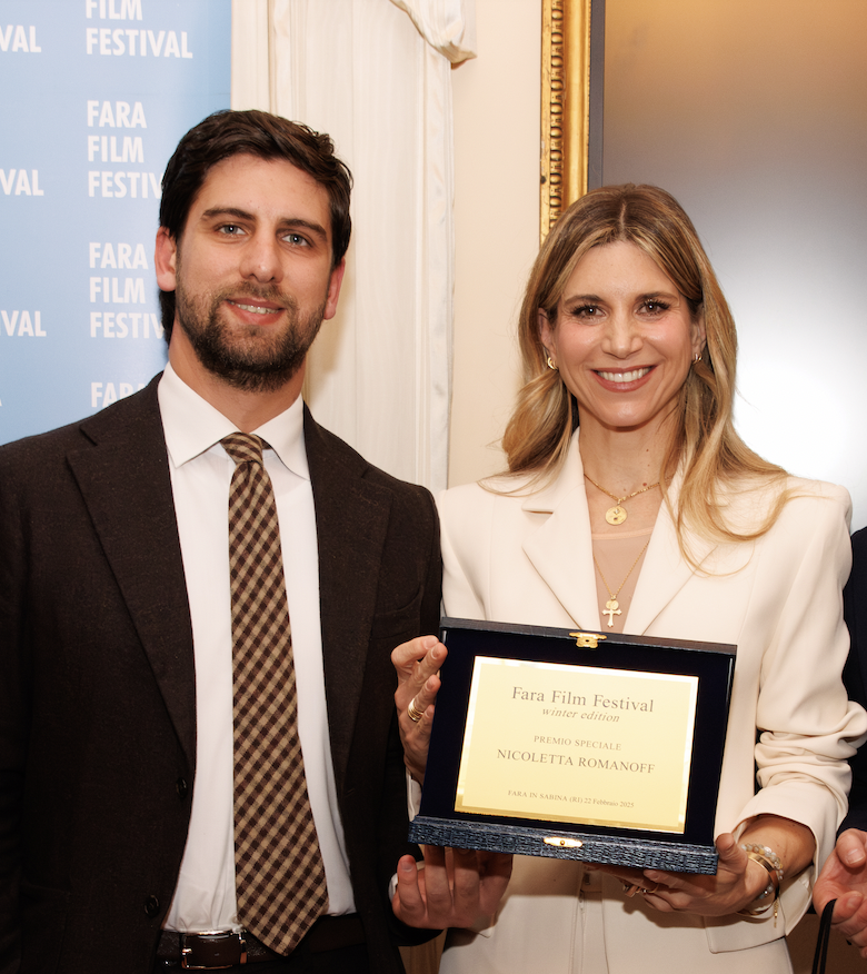 L'attrice Nicoletta Romanoff ha ricevuto il premio dal consigliere del min. Giuli, Francesco Cozza Caposavi, alla sua sinistra; Ph. Gabriele Pallai, fonte: FFF