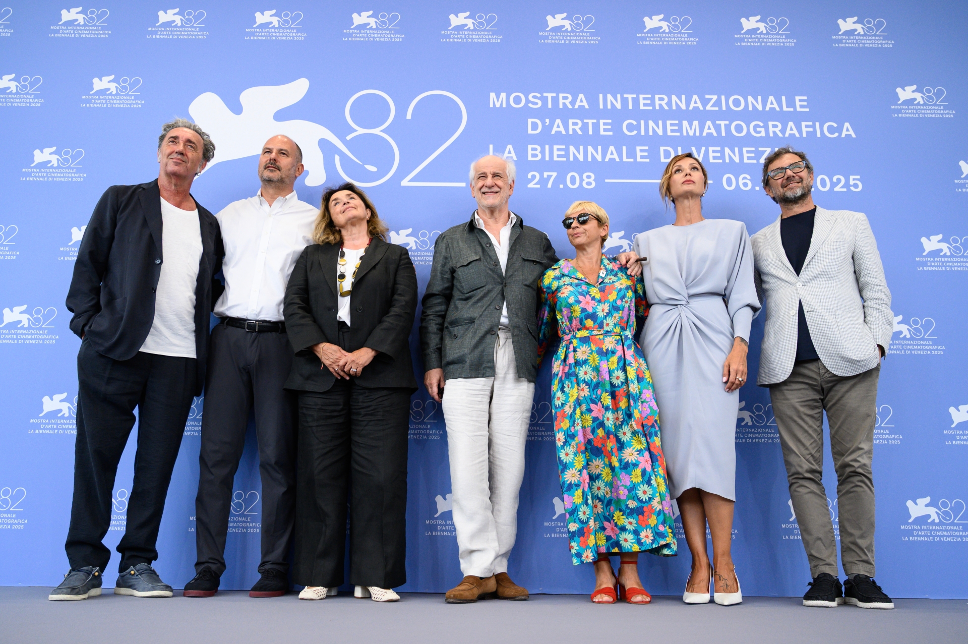 Fonte/credits: PHOTOCALL_-_LA_GRAZIA_-_Film_Delegation__Credits_Aleksander_Kalka__La_Biennale_di_Venezia_-_Foto_ASAC - Biennale 82, press material