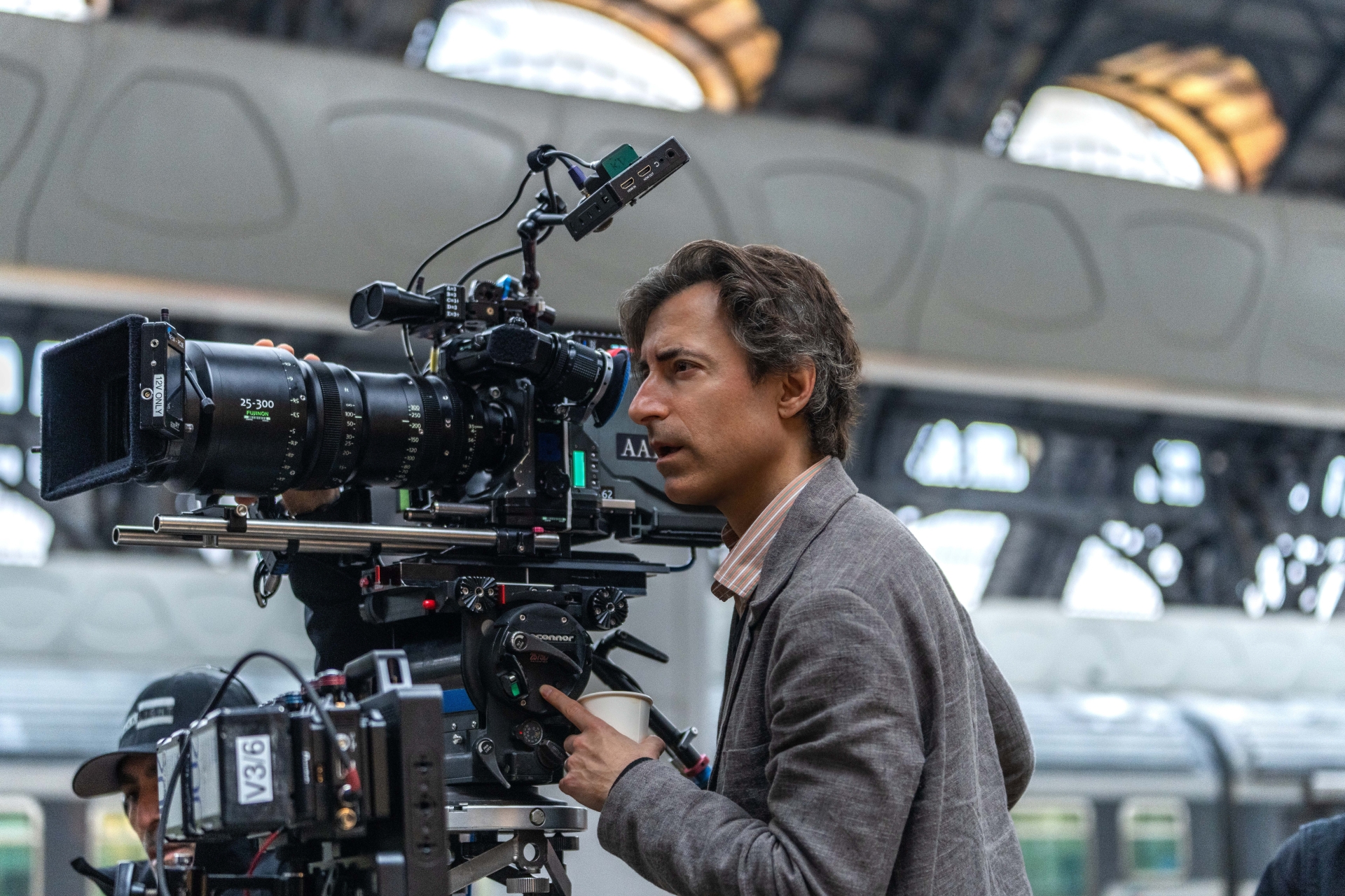 Fonte/credits: JAY_KELLY_-_Director_Noah_Baumbach__Credits_Peter_Mountain_Netflix_2025 - Biennale 82, press material