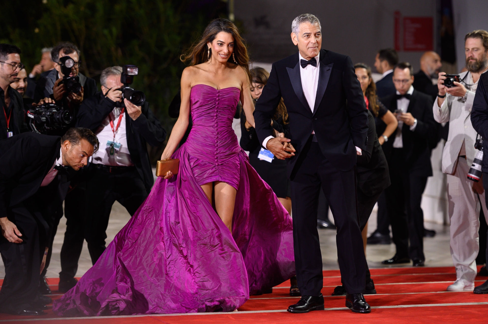 Fonte/credits: RED_CARPET_-_JAY_KELLY_-_George_and_Amal_Clooney__Credits_Jacopo_Salvi_La_Biennale_di_Venezia_-_Foto_ASAC - Biennale 82, press material