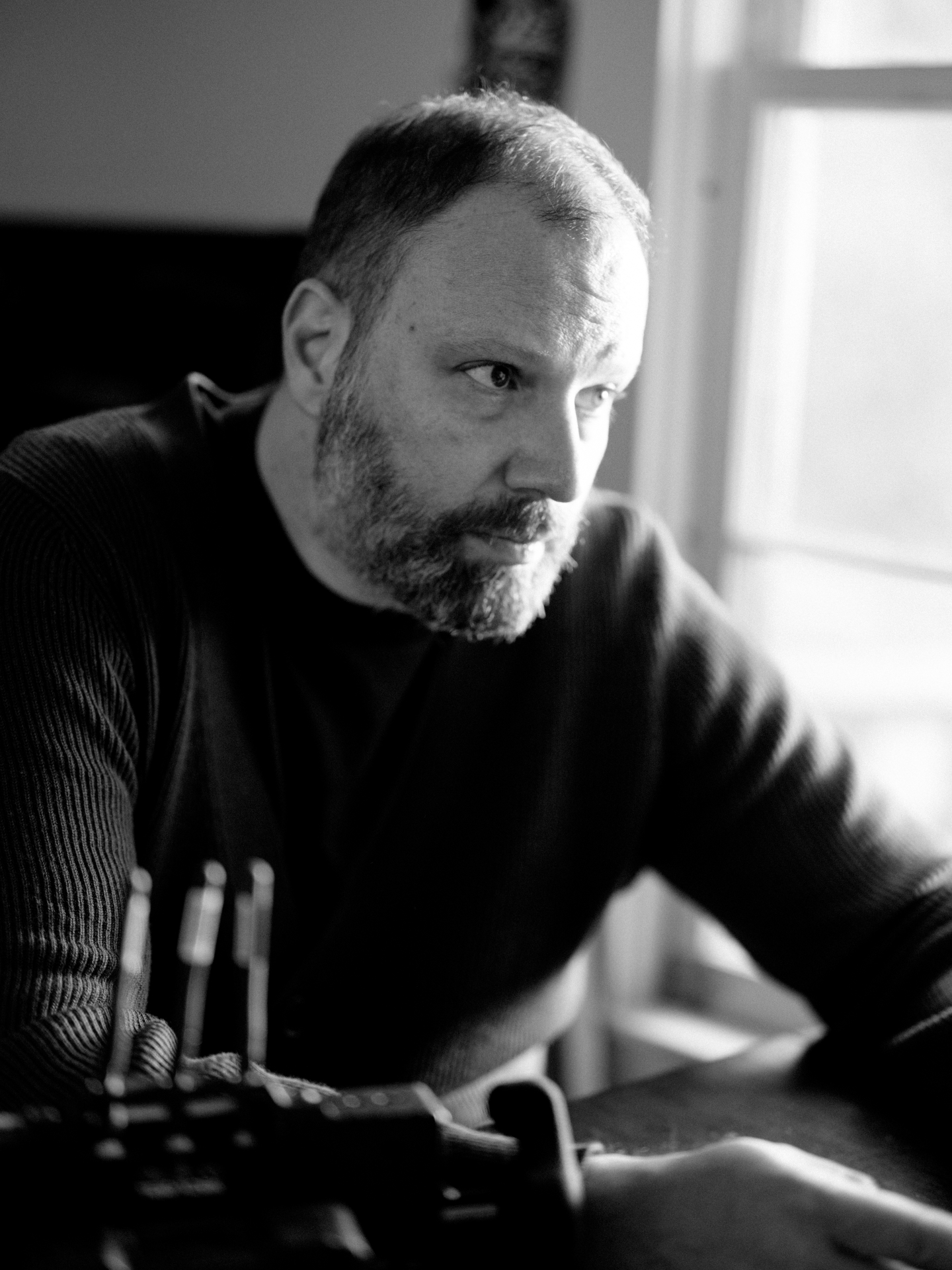 Fonte/credits: BUGONIA_-_Director_Yorgos_Lanthimos__Credits_Atsushi_Nishijima_Focus_Features_2025-press material, Biennale 2025