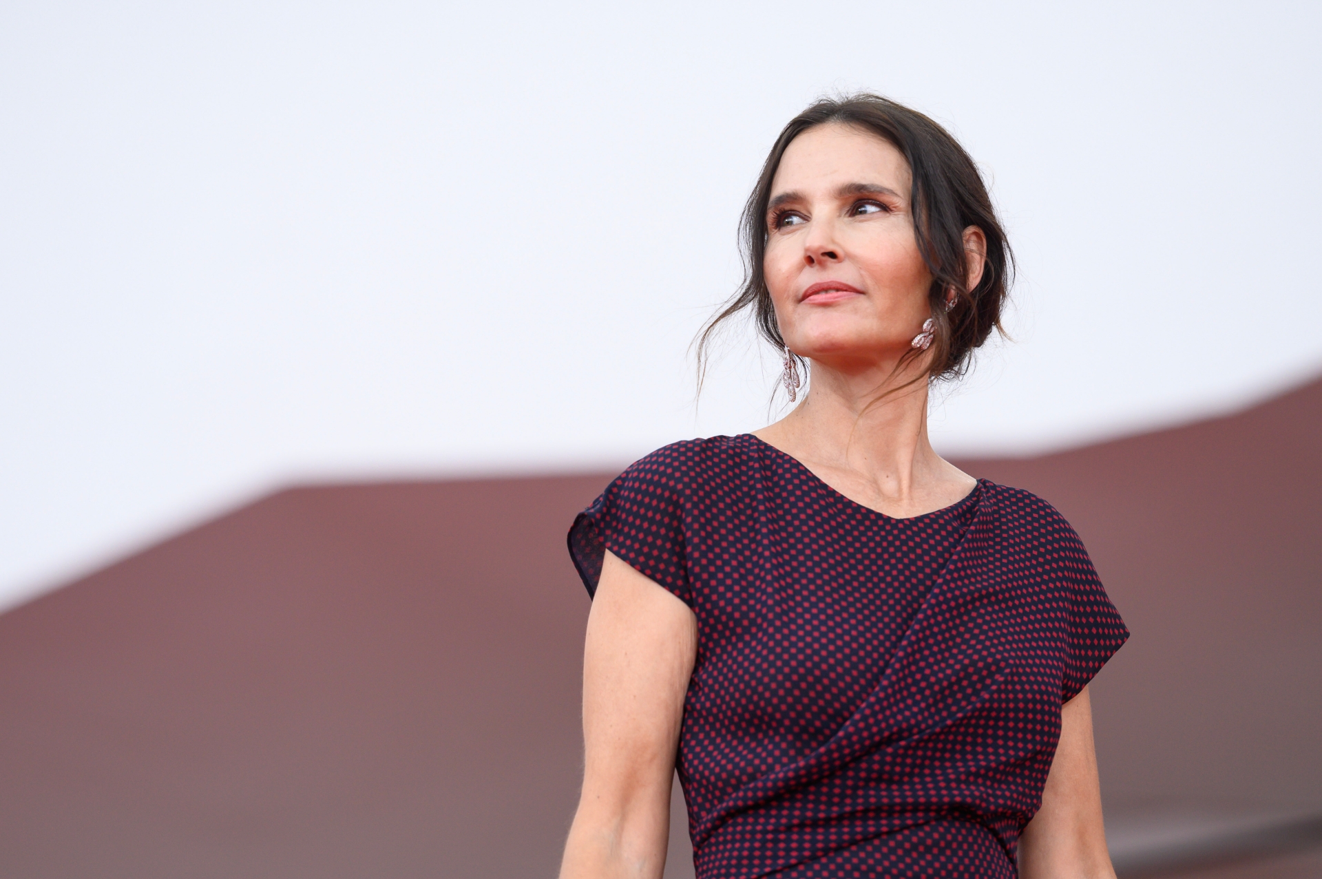 Fonte/credits: RED_CARPET_-____PIED_D_____UVRE__AT_WORK__-_Actress_Virginie_Ledoyen__Credits_Aleksander_Kalka__La_Biennale_di_Venezia_-_Foto_ASAC-Press material, Biennale 2025