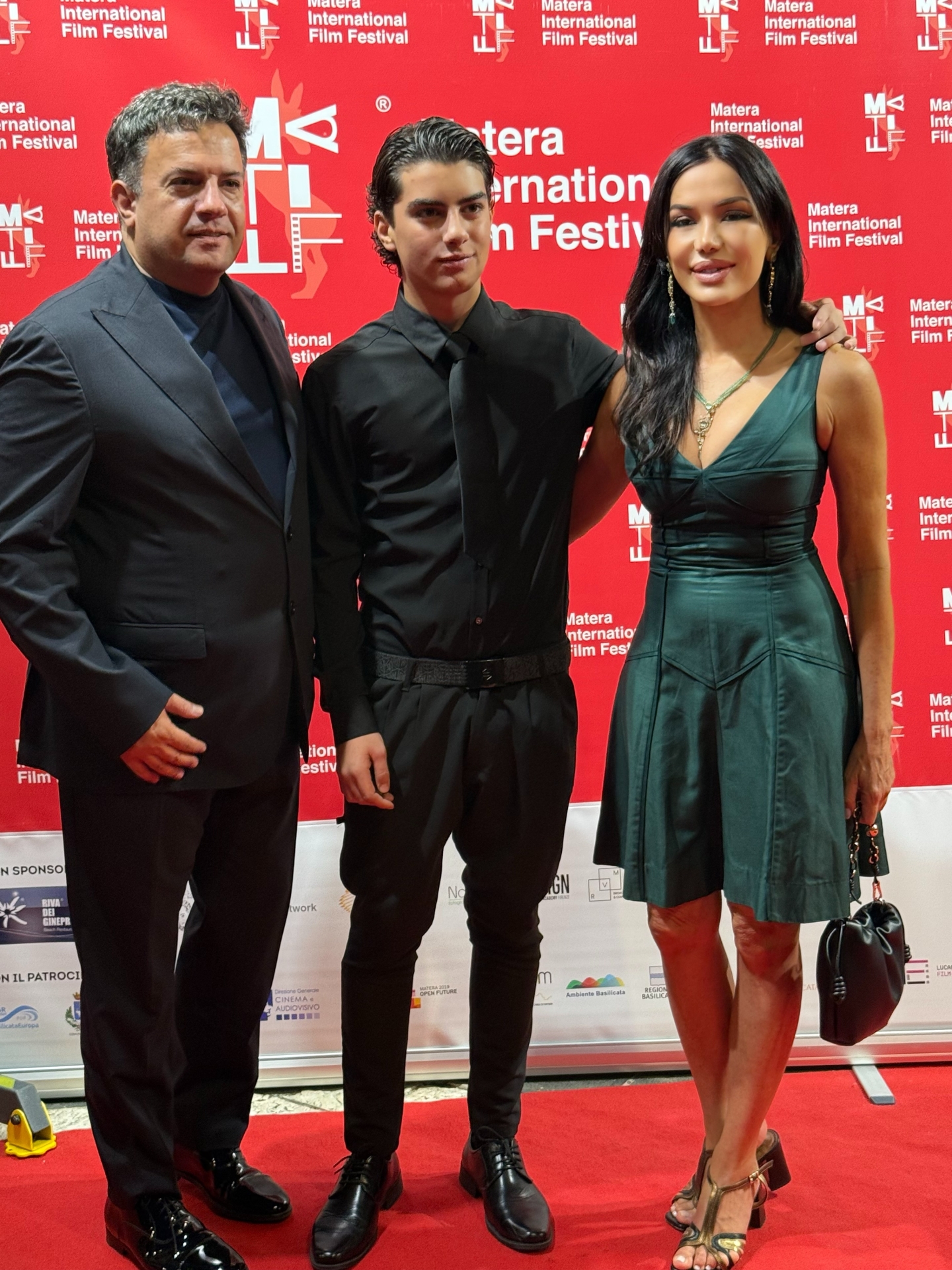 Valentina Castellani Quinn con Leonardo Fuina e l'attore Samuele Carrino (" Il Ragazzo Dai Pantaloni Rosa"). Fonte/crediti: MATIFF e V.C.Q.
