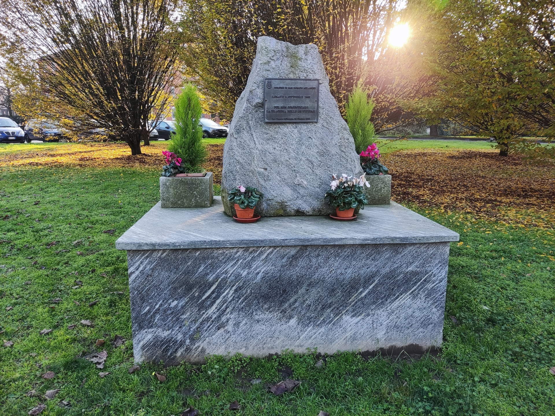 Monumento_alla_Tragedia_di_Linate_dell'8_ottobre_2001_a_Poasco