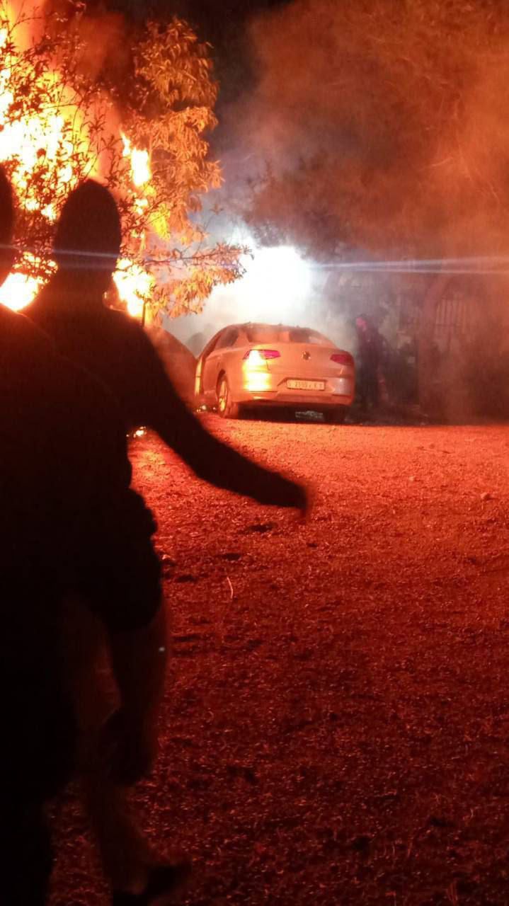 Altri veicoli in fiamme a Jaba'a